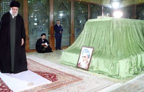 رهبر انقلاب در آستانه دهه فجر در حرم مطهر امام راحل و گلزار شهدای بهشت زهرا(س) حضور یافتند