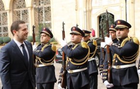شاهد/ بـ'لوك جديد'.. الحريري يعود إلى لبنان بعد 'اعتكاف' دام سنتين
