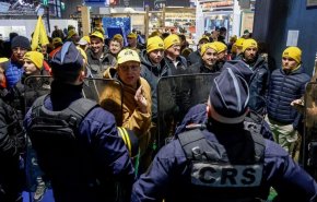 فلاحون فرنسيون يقتحمون معرضا زراعيا بباريس لمنع ماكرون من زيارته