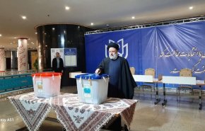 رییسی رای خود را به صندوق انداخت