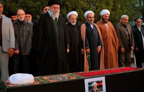 اقامه نماز رهبر انقلاب بر پیکر آیت‌الله امامی‌کاشانی