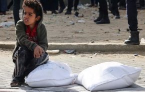جوان فلسطینی: می‌خواهند با یک کیسه آرد، فلسطین را فراموش کنیم

