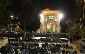 صدها فلسطینی نماز عشا و تراویح را در مسجدالاقصی اقامه کردند + فیلم