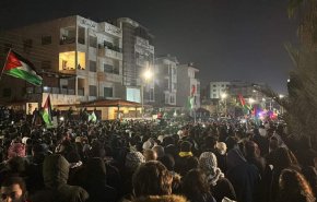 أمام سفارته في عمان.. أردنيون ينددون بمجازر الإحتلال في غزة + فيديو
