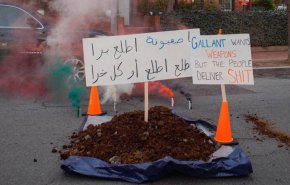 ماجرای فضولاتی که جلوی خانۀ مقامات آمریکا ریخته شد + فیلم
