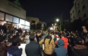اردنی‌ها خطاب به سفیر صهیونیست: برو بیرون ای خوک! + فیلم

