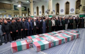 رهبر انقلاب بر پیکر هفت شهید راه قدس نماز اقامه کردند

