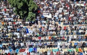 ۱۲۰ هزار فلسطینی آخرین نماز جمعه ماه رمضان را در مسجد الاقصی اقامه کردند
