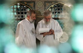 رهبر انقلاب بر پیکر رییس جمهور شهید و همراهانش نماز می‌خوانند