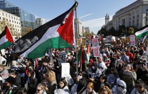 تظاهرات فعالان حامی فلسطین در مقابل اقامتگاه وزیر جنگ 