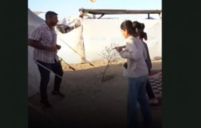 ملاكم من غزّة يدرب الفتيات النازحات
