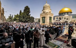 40 ألف شخص يؤدون صلاة الجمعة في الأقصى المبارك

