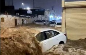 شاهد/سيول جارفة تداهم مدن سعودية وتجرف السيارات 