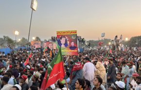 هزاران نفر از طرفداران عمران‌خان در پاکستان خواستار آزادی وی شدند
