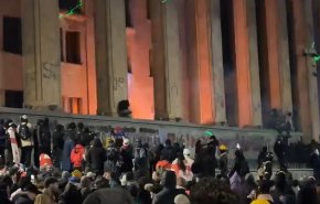 معترضان گرجستانی در سومین شب آشوب ها پارلمان را به آتش کشیدند + فیلم
