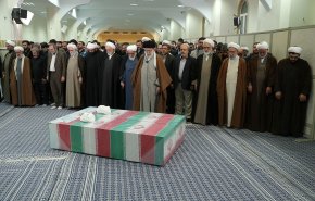 اقامه نماز رهبر انقلاب بر پیکر دو قاضی شهید +فیلم
