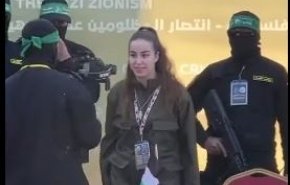 القسام یک سرباز زن «اسرائیلی» را به صلیب سرخ تحویل داد + فیلم

