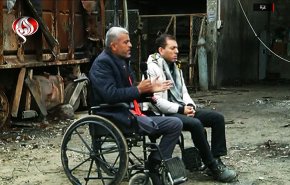 فَقَد ابنه وقدمه ولايزال يعمل لإيصال الماء لأهالي غزة..