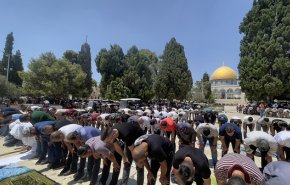 رغم تضيقات الاحتلال.. 40 ألفا يؤدون صلاة الجمعة بالمسجد الأقصى
