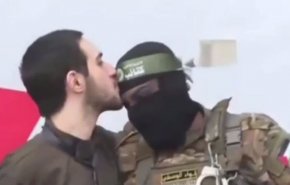 تقبيل أسير صهيوني لرأس مقاوم يشعل التفاعل والاحتلال يحاول حجبه