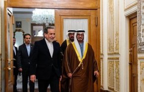 انور قرقاش با عراقچی در تهران دیدار کرد