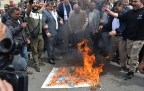 مردم لبنان پرچم رژیم صهیونیستی را آتش زدند 