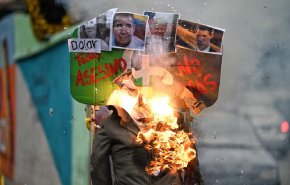  تصاویر «ترامپ» در ونزوئلا به آتش کشیده شد