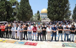 عشرات الآلاف يؤدون صلاة الجمعة في المسجد الأقصى