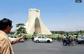 كاميرا العالم توثق حركة السير في ميدان آزادي غرب العاصمة طهران + فيديو