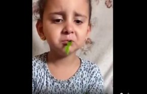 صحنه‌ای تکان‌دهنده از دختربچه‌ای در غزه که از شدت گرسنگی برگ درخت می خورد