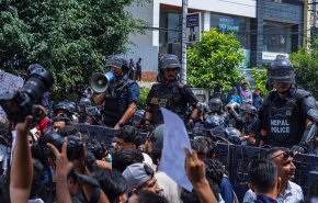إجلاء مسؤولين حكوميين في نيبال بطائرات هليكوبتر عسكرية