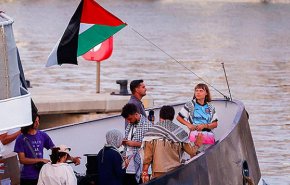 الاحتلال يُرغم ناشطة إسبانية على الاقرار بإيذائها سجّانة لقبول ترحيلها
