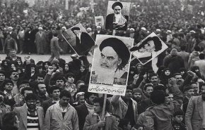 في الثالث من شباط 1979 بدأ إنهيار نظام الشاه معنوياً..
