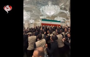تصاویر العالم از اقامه نماز و تشییع پیکرهای خانواده رهبر شهید در حرم امیرالمؤمنین (ع)+فیلم