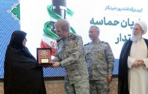 نشان فداکاری به خانواده شهید صحرایی با حضور سرلشکر حاتمی اهدا شد