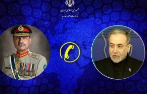 اتصال هاتفي بين وزير الخارجية الإيراني وقائد الجيش الباكستاني
