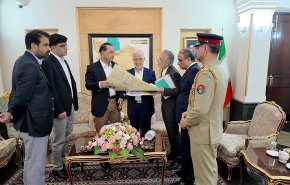 قائد الجيش ووزير الداخلية الباكستانيان يغادران طهران