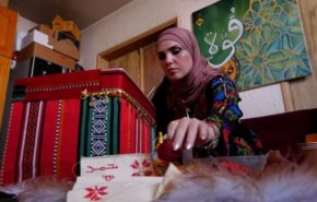 خلاقیت یک زن فلسطینی در غزه؛ از ویرانه‌های جنگ تا ابزارهای زندگی 