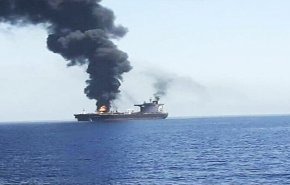 بحرية الجيش الايراني: إندلاع حريق في ناقلة نفط مخالفة شرقي مضيق هرمز