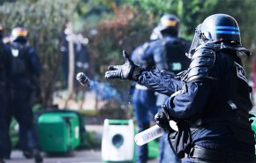 منظمات حقوقية: طلاب مراهقون تعرضوا لإصابات بليغة بأسلحة الشرطة المتفجرة والمقذوفات