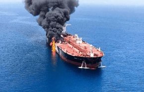 انفجار ناقلة نفط عملاقة مخالفة في جنوب مضيق هرمز 