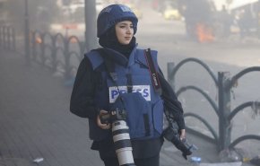 مشاهد مؤثرة توثق لحظة إفراج الاحتلال عن الصحفية فرح أبو عياش