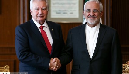 دیدار ظریف با مقام های شرکت کننده در مراسم تحلیف رئیس جمهوری