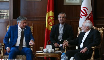 دیدار ظریف با مقام های شرکت کننده در مراسم تحلیف رئیس جمهوری