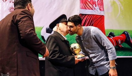 اهدای توپ طلا مهدی طارمی به موزه آستان قدس رضوی/ تصاویر

