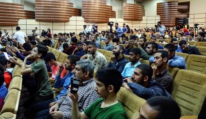 اهدای توپ طلا مهدی طارمی به موزه آستان قدس رضوی/ تصاویر

