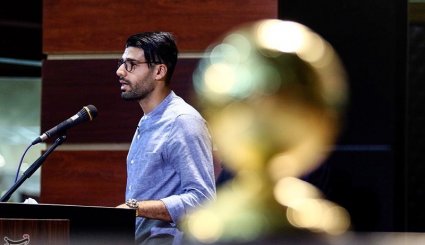 اهدای توپ طلا مهدی طارمی به موزه آستان قدس رضوی/ تصاویر
