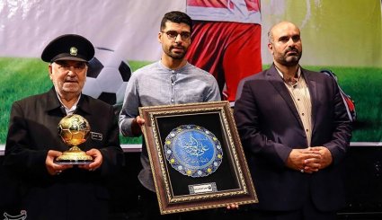 اهدای توپ طلا مهدی طارمی به موزه آستان قدس رضوی/ تصاویر
