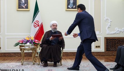 تقدیم استوارنامه سفرای جدید سه کشور خارجی به روحانی. تصاویر