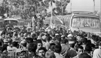 26 مرداد 1369 - بازگشت نخستین گروه آزادگان به میهن اسلامی. تصاویر